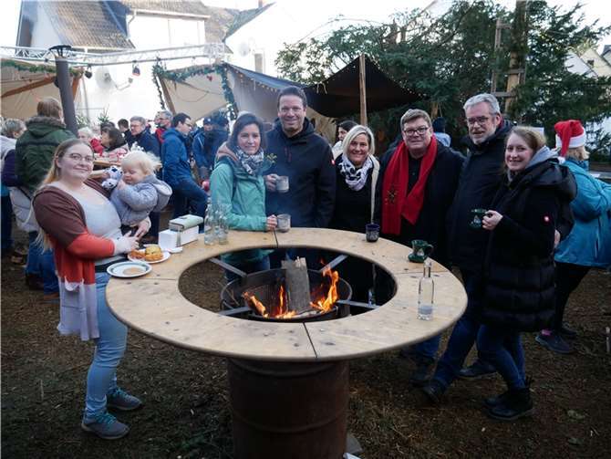 Geselligkeit und Gemeinschaft wurden bei Glühwein, warmem Apfelsaft oder leckeren Reibekuchen zelebriert.