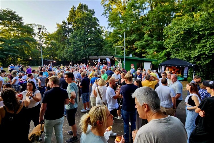 Geselligkeit unter alten Bäumen: Beim „Sommer auf der Insel“ wurde die Wiedinsel zum Treffpunkt für Jung und Alt. Viele Besucher blieben über mehrere Stunden und genossen gemeinsam die besondere Atmosphäre mitten im Grünen.