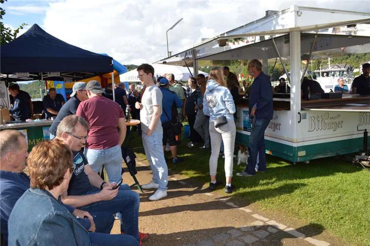 Geselligkeit unter freiem Himmel: Kripper und Gäste genossen das Rheinuferfest in entspannter Atmosphäre.