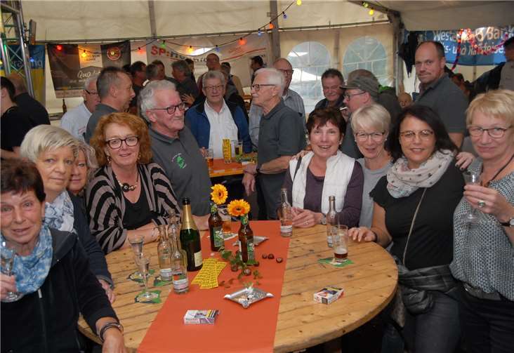 Geselligkeit wird hier groß geschrieben: Diese Gruppe gehört zu den immerwieder treuen Besuchern, die sich keine Linkenbacher Kirmes entgehen lassen.