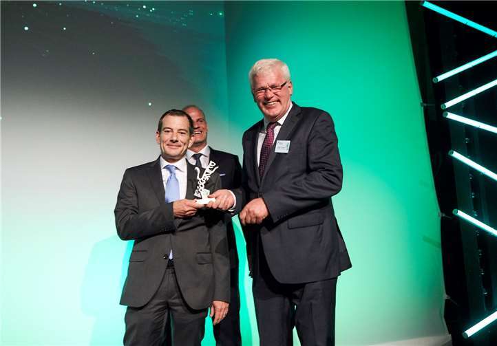 Auszeichnung für nachhaltiges und weitsichtiges Unternehmertum Gesellschafter Christian Schwarz und Geschäftsführer Dietmar Clausen nehmen den Axia Best Managed Companies Award 2019 entgegen (im Hintergrund Christopher Nürk, Managing Partner Clients & Industries | HR bei Deloitte).Fotos: Zschimmer & Schwarz GmbH & Co KGChemische Fabriken