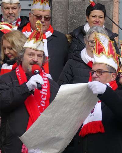 Gesellschafts-Protokoller Stephan Hilken verlas zur Machtübernahme der Jecken in der fünften Jahreszeit 11 närrische Paragrafen.