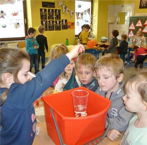 Gespannt beobachten die Kinder die Präsentation des Versuchs „Wassermühle“.privat