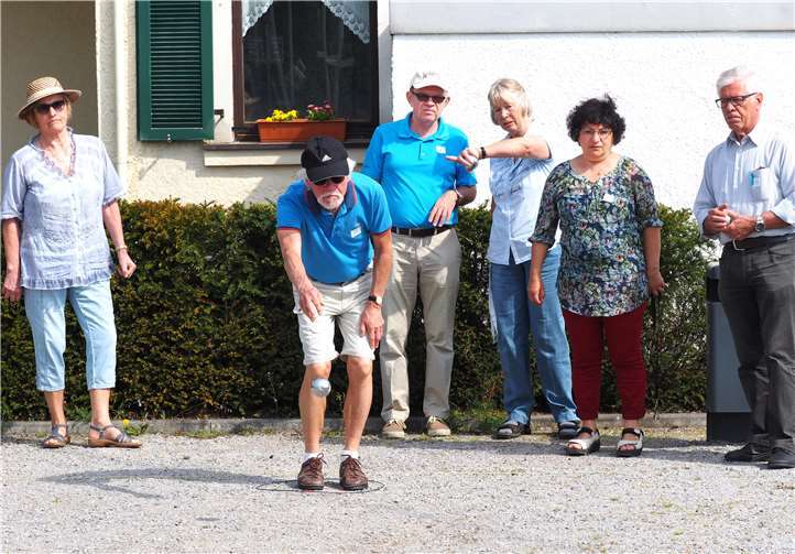 Gespannt beobachten die Teilnehmer den Wurf.Rolf Weingarten