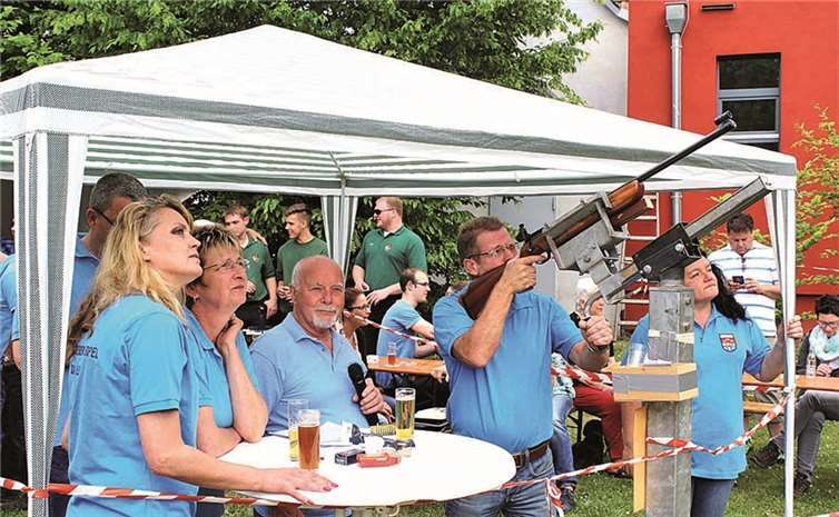 Gespannt beobachtete die Damen-Finalriege mit Niko Czeslik das Zielen von Michael Maur, während sich Horst Bischof weit ab auf seinen Schuss konzentrierte.