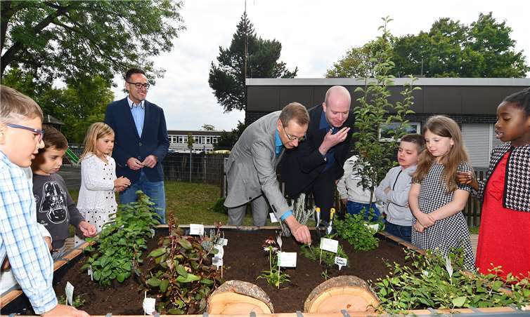 Gespannt erkundeten die Schüler das neue Hochbeet auf dem Schulhof. Foto: RASCH