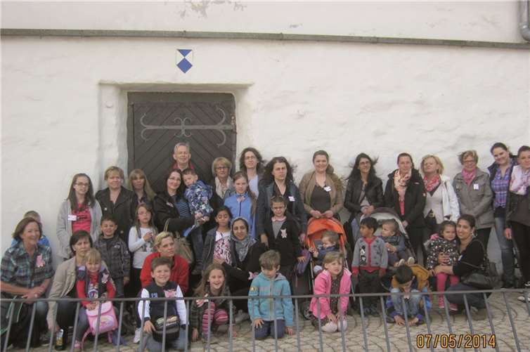 Gespannt erwarten die Kinder und Eltern den Aufstieg in den Weißen Turm. privat