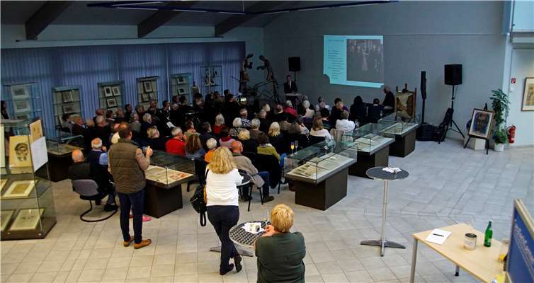 Gespannt folgten die Beucher den Ausführungen von Dr. Pascal Trees über das Leben und Wirken des Malers.