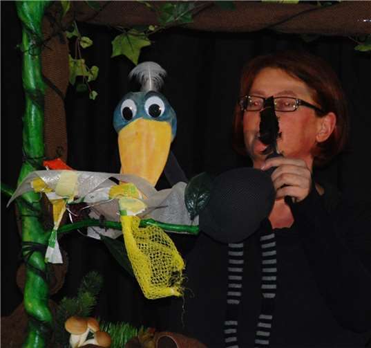 Gespannt folgten die Kinder der Vorstellung des Mülltheaters.Privat