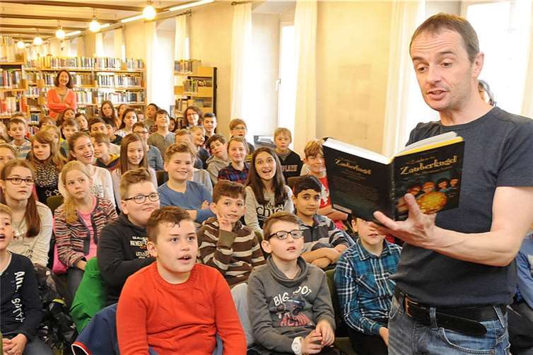 Gespannt folgten rund 120 Viertklässler den Geschichten von Stefan Gemmel. FIX