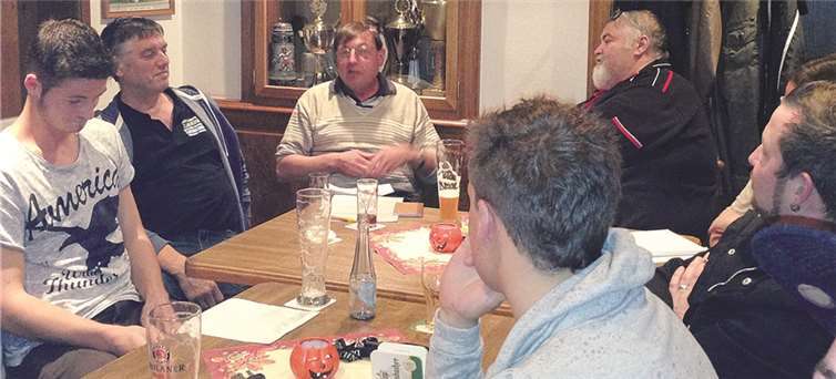 Gespannt hören die Aktiven dem Bütten-Ass Alfred zu.