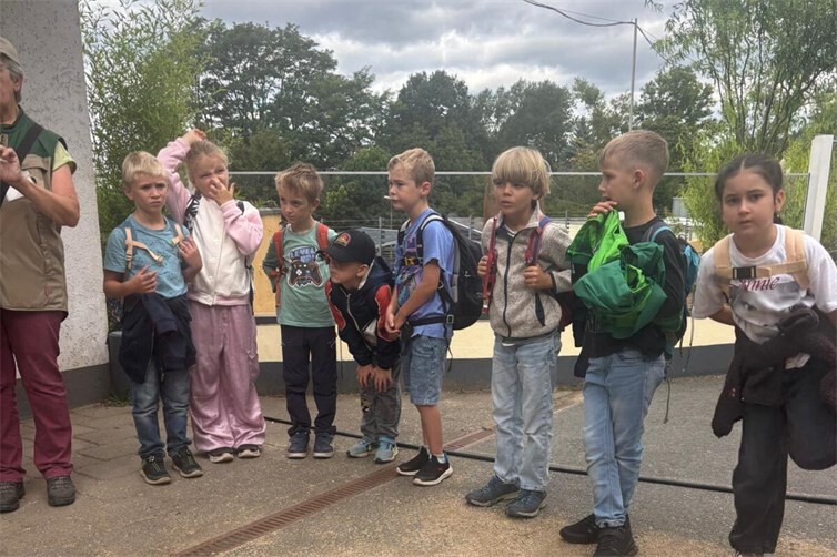 Gespannt hören die Kinder zu