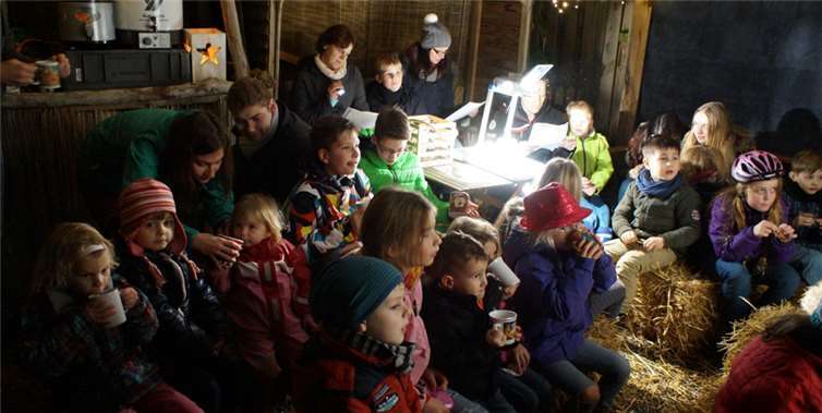 Gespannt hörten die Kinder aus St. Sebastian der Geschichte zu, die die Erwachsenen am Abend des dritten Advents im Rahmen des „lebendigen Adventskalenders“ vortrugen. GH
