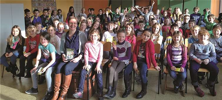 Gespannt hörten die Kinder den Ausführungen von Ulrike Platten-Wirtz zu. privat