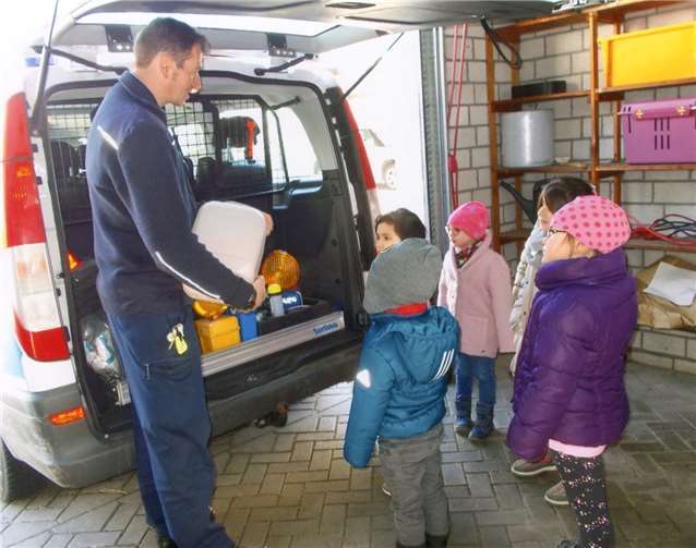 Gespannt hörten die Kinder der Kita St. Laurentius Herrn Hoffmann zu und erfuhren, was so alles in einem Polizeiauto steckt.privat