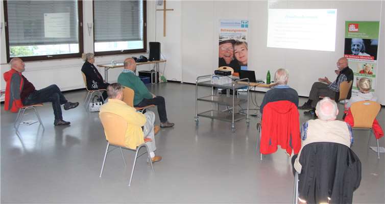 Gespannt hörten die Teilnehmerinnen und Teilnehmer zu, wie man sich am besten vor Betrügereien schützen kann. Foto: Ralph Seeger