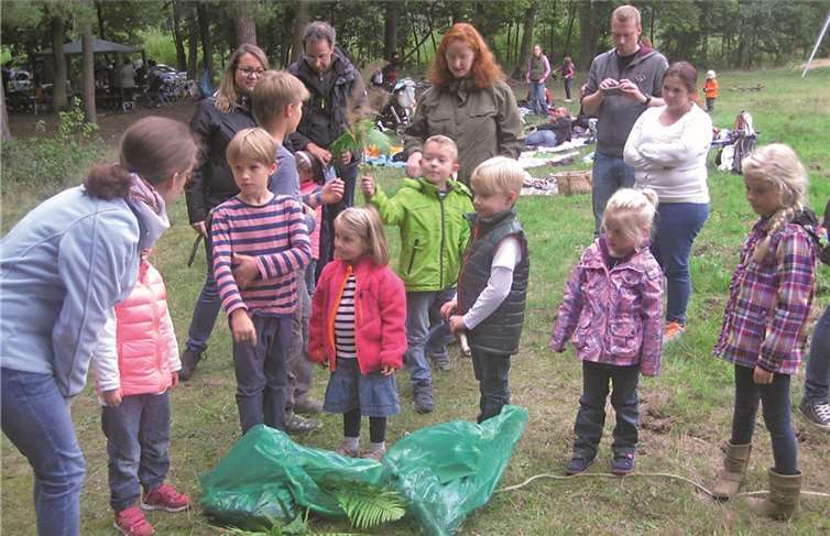 Gespannt hörten sich die Kinder die Aufgabenstellung an.