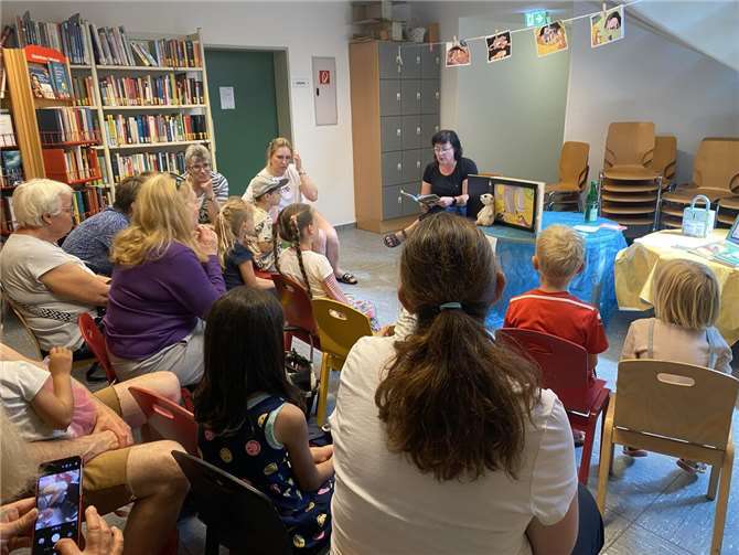 Gespannt lauschen die Gäste Andra Wolter. Foto: privat