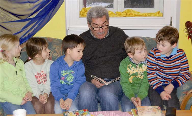 KÖB St. Viktor mit neuem Leben erfüllt Gespannt lauschen die Kinder den Geschichten von Karl Michael Thernes , der in Zukunft regelmäßig Vorlesestunden anbieten will.FA