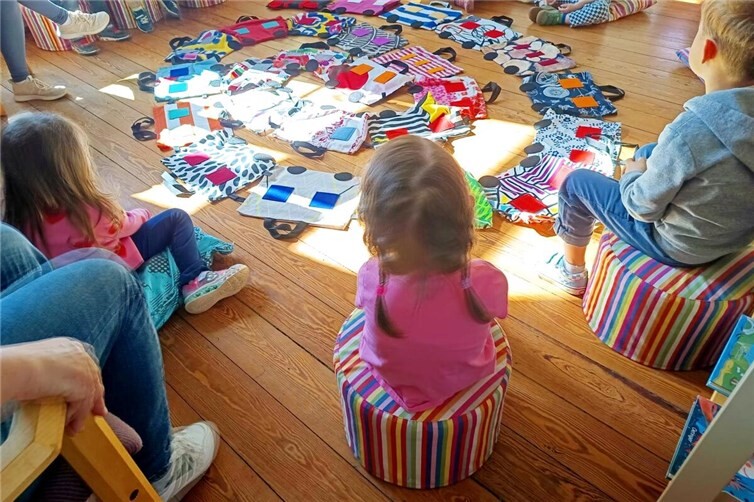 Gespannt lauschen die Kita-Kinder den Geschichten.