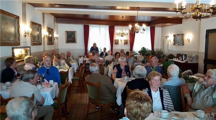 Gespannt lauschen die Teilnehmer des politischen Cafés den Ausführungen von Hedi Thelen.privat