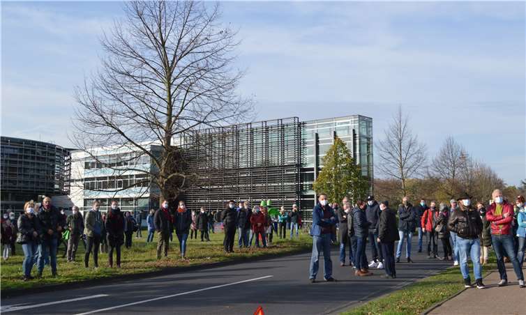 Gespannt lauschen die rund 250 Teilnehmer des „Bündnisses für Frieden und Demokratie“ den Reden.Fotos: AB