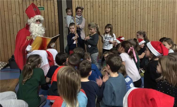 Gespannt lauschte der Namedyer Nachwuchs dem Nikolaus, der viel Positives aus dem Sportjahr der Jungsportler zu berichten hatte. Slawa Likow