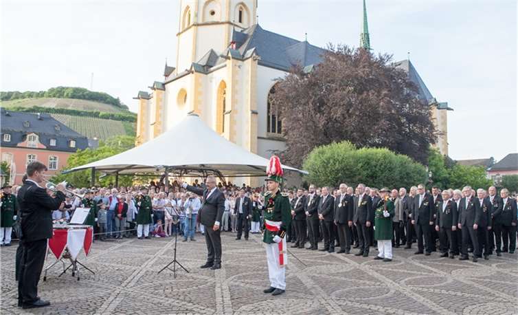 Gespannt lauschten Ehrengäste und mehr als 600 Schaulustige dem Vortrag unter anderem von Solotrompeter Norbert Nyikes und Kesselpaukistin Yvonne Knipp unter der Leitung von Dirigent Richard Klipp und dem ersten Offizier Fynn Terpoten beim „Großen Zapfenstreich“.