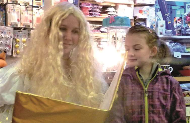 Gespannt lauschten alle den Gedichten von Engel Nadine, die am 1. Dezember das Niederbachemer Adventsfenster eröffnete.privat