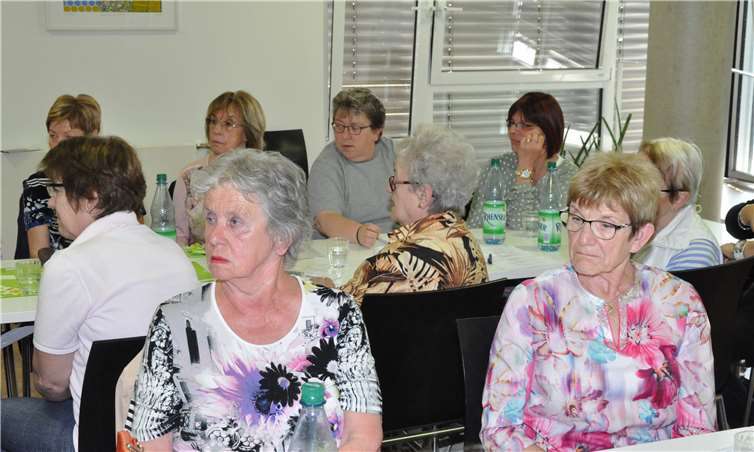 Kreisfrauenkonferenz zum Thema Hospiz- und Palliativarbeit Gespannt lauschten die 30 Damen den Vorträgen.privat