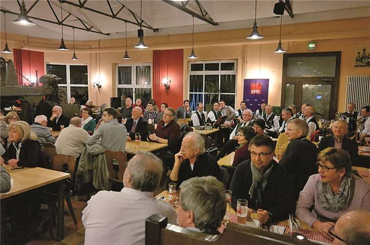Gespannt lauschten die Anwesenden der Hauptrednerin des Abends, Sozialministerin Sabine Bätzing-Lichtenthäler . privat