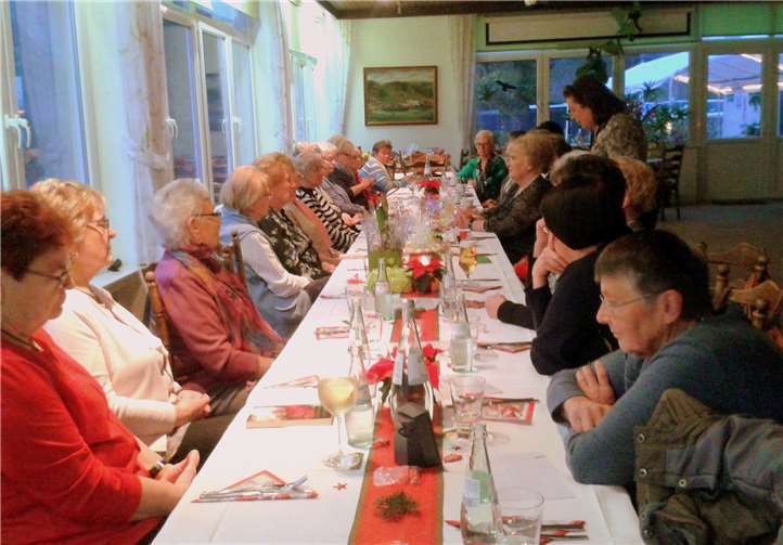 Gespannt lauschten die Damen den schönen Geschichten, die vorgelesen wurden. Privat