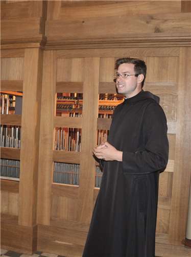 Gespannt lauschten die Ehrengäste Pater Philip, der über die Laacher Orgel Interessantes zu berichten wusste.