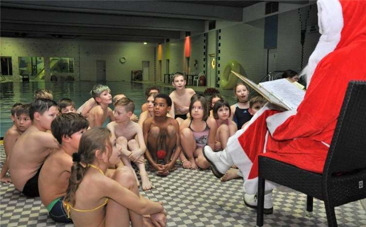 Gespannt lauschten die Kinder den Geschichten aus dem goldenen Buch. DLRG