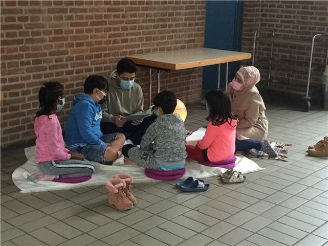 Gespannt lauschten die Kinder den Geschichten der Vorlesenden. Fotos: privat