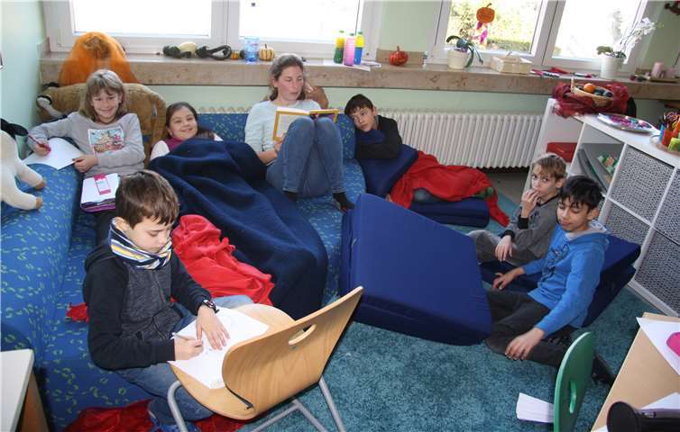 Gespannt lauschten die Kinder den Geschichten, während sie Mandalas malten.privat