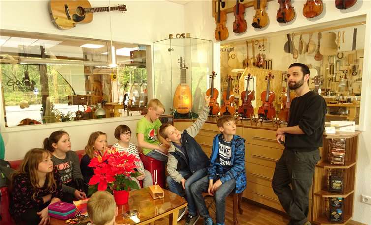 Gespannt lauschten die Kinder den Informationen von Herrn Gose, dem Besitzer der Gitarrenwerkstatt.privat