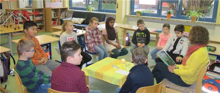 Gespannt lauschten die Kinder den Vorleserinnen, die verschiedene Werke von Astrid Lindgren vorstellten. privat