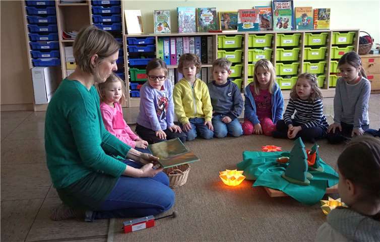 Gespannt lauschten die Kinder den verschiedenen Geschichten, die ihnen vorgelesen wurden. Foto: privat