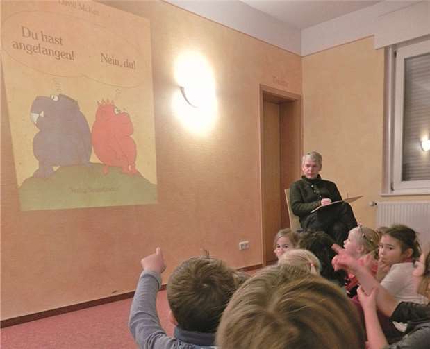 Gespannt lauschten die Kinder der Geschichte, die Pfarrer Michael Schankweiler vorlas. privat