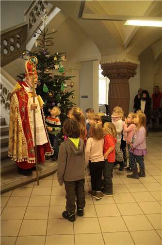 Gespannt lauschten die Kinder der Kindertagesstätte St. Antonios dem Nikolaus.