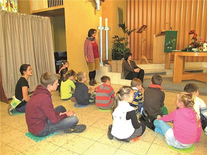Gespannt lauschten die Kinder, was Pfarrerin Ingeborg Dahl über Engel erzählen konnte. Privat