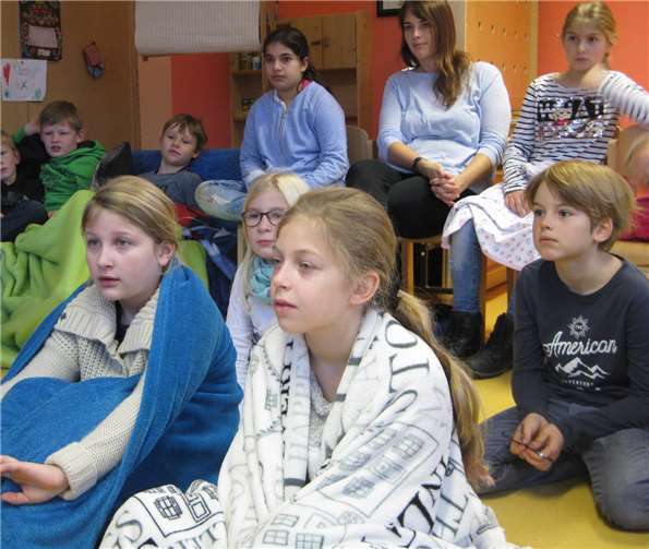 Gespannt lauschten die Schüler den Geschichten und Märchen.privat