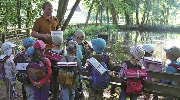 Gespannt lauschten die kleinen Waldgeister den Erklärungen des Rheinbacher Försters, Sebastian Tölle. privat
