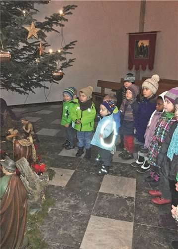 Gespannt nahmen die Kinder die Krippe unter die Lupe.privat