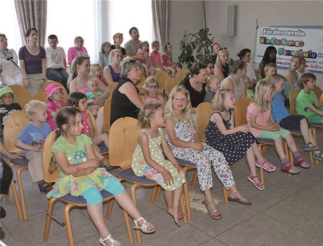 Gespannt schauen die Kinder zum Kasperle. Privat