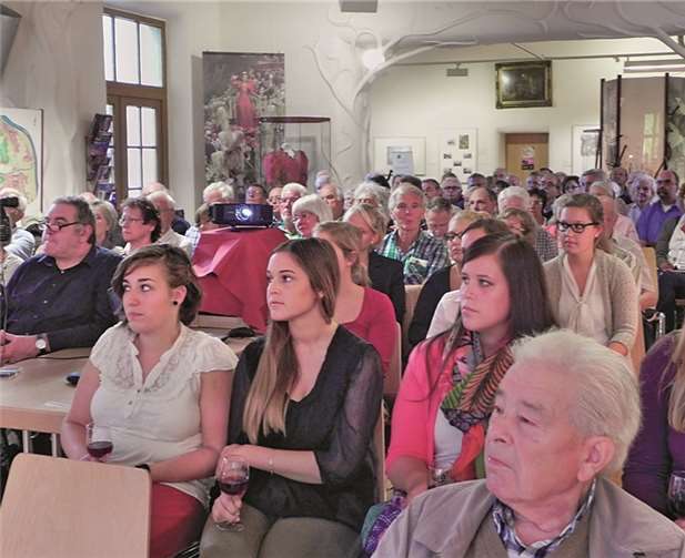 Gespannt und interessiert lauschten die Gäste des Gesprächskreises Ahrwein zum Thema "Lies mich - das Flaschenetikett“. privat