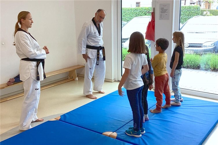 Gespannt und mit großem Interesse folgten die Vorschulkinder den Erklärungen der Trainer des TuS Niederoberweiler e.V.