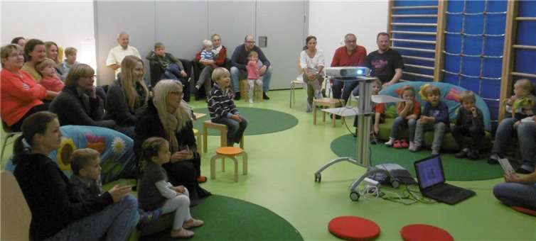 Gespannt verfolgen Kinder und Eltern den Bilderbuchvortrag via Beamer von Christine Freund.  Stadt Meckenheim