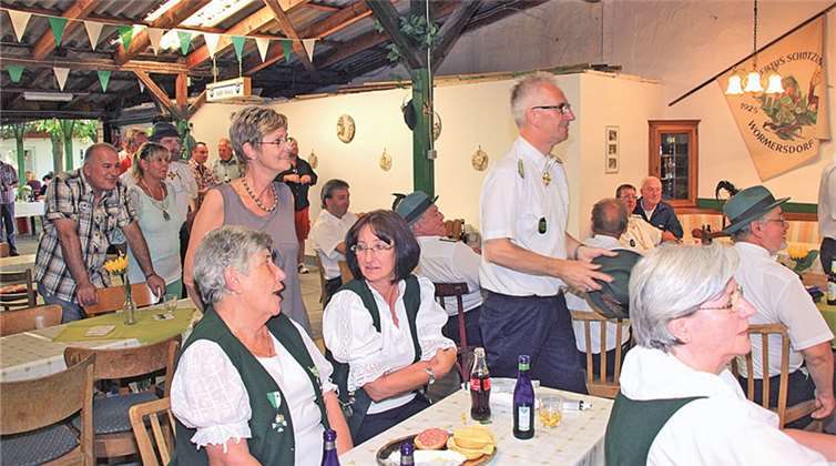 Gespannt verfolgen die Gäste und Besucher die Schießwettkämpfe in der Wormersdorfer Schützenhalle.
